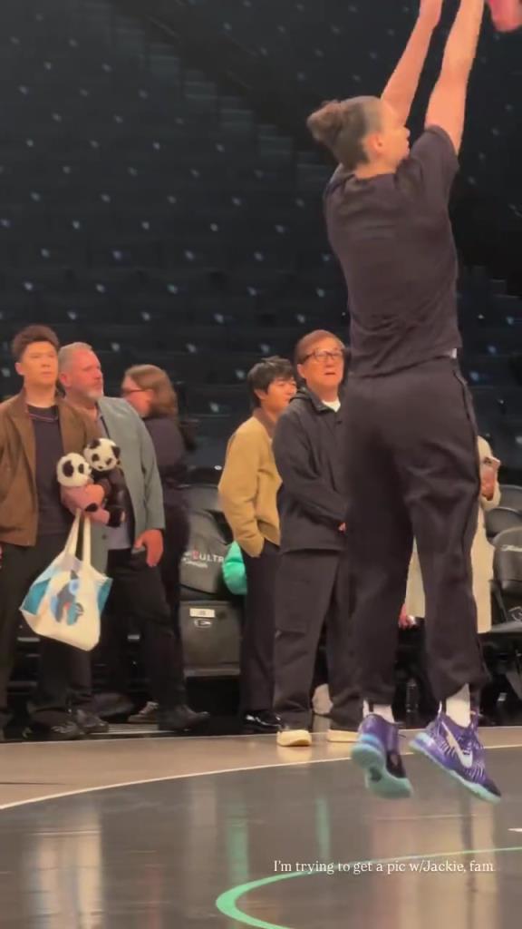 71歲成龍現(xiàn)身巴克萊中心看女籃比賽：她們投籃怎么那么準(zhǔn)！?。?>
                                <div   id=